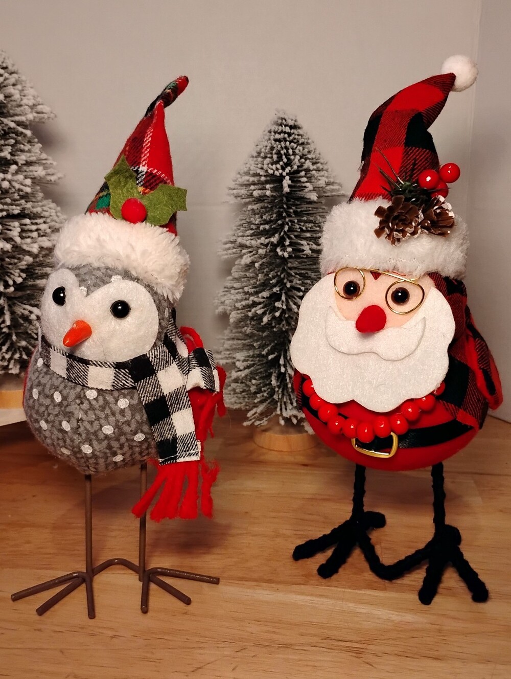 Festive Gray & Red Holiday Bird Figurine with Plaid Hat - Seasonal Table Accent